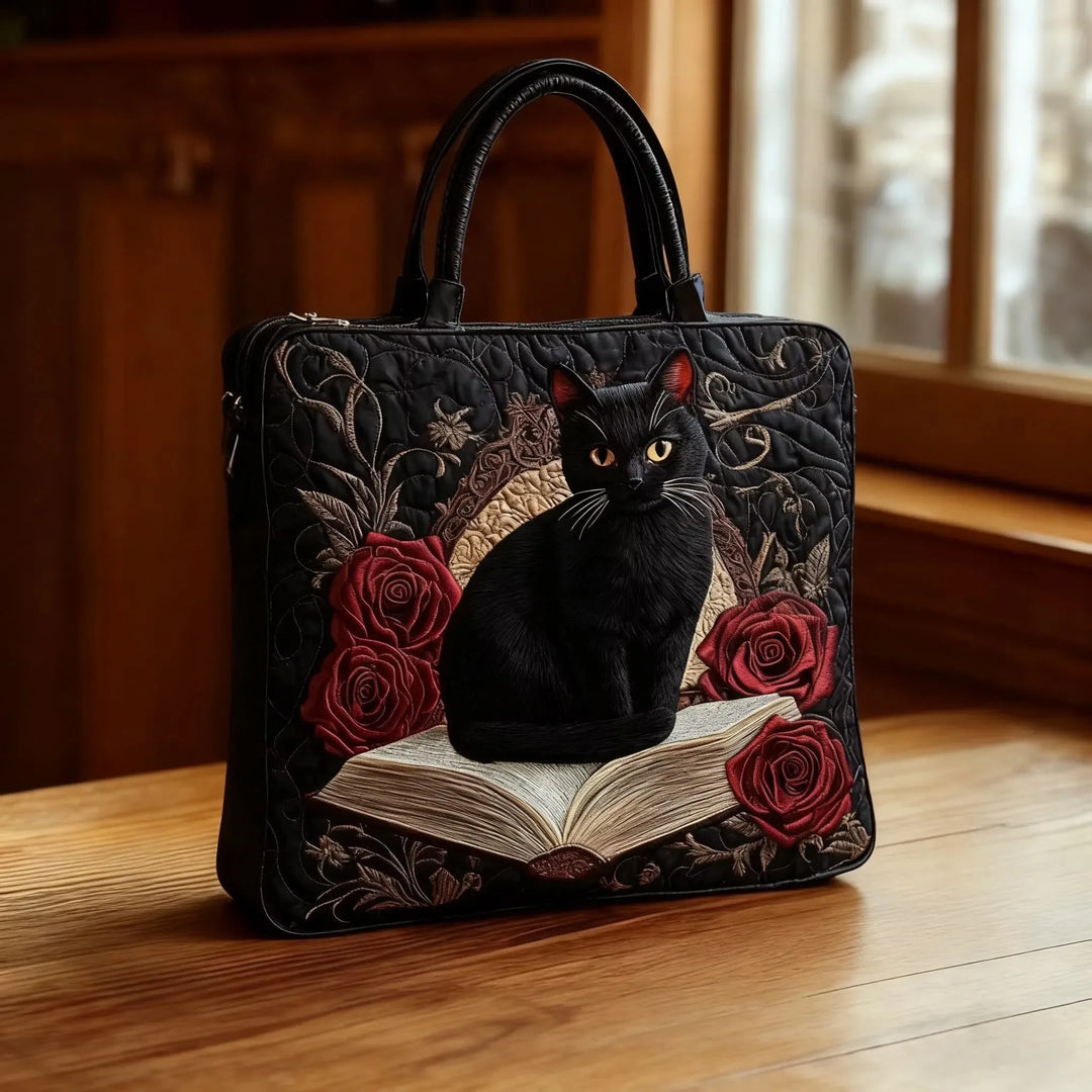 Sac artisanal chat noir dans les livres fait main – design félin littéraire – Aveline Lyon